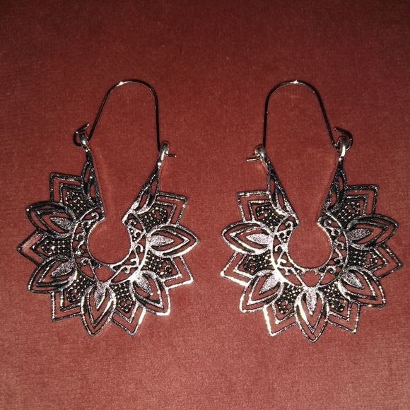 Filigree Bohemian Geometric Flower Hoop Earrings Silver Lace Cutout Huggie Hoops - Picture 6 of 6